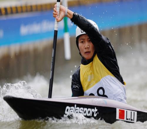 皮划艇激流回旋女子单人皮艇半决赛中国选手李露晋级决赛