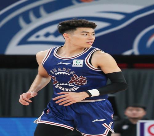 内外开花！李添荣半场7投3中&三分2中2得到10分4助1断