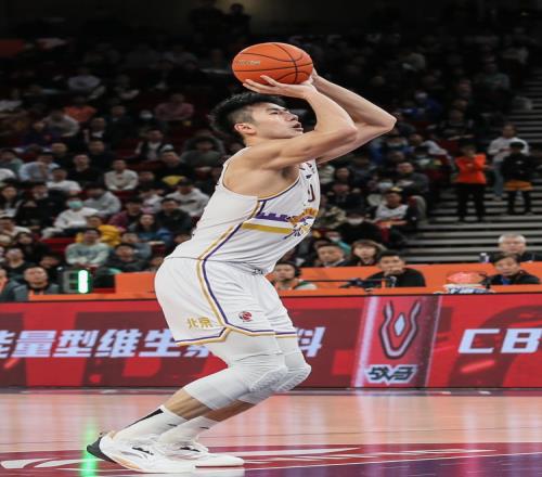 对阵大王不落下风!邹雨宸半场8中5贡献16分5篮板