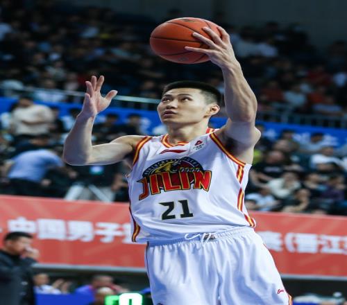 很高效!吴昌泽13投8中贡献19分12篮板3助攻&0失误