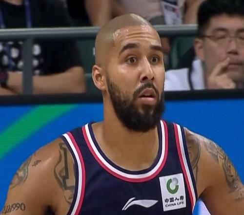 状态火爆!广州外援摩尔上半场7投7中独揽20分三分3中3
