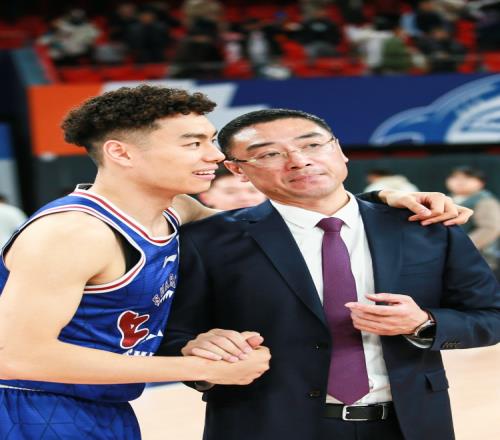 刘鹏：李弘权和马典成肺部感染一直在咳其他好几个队员也是这样