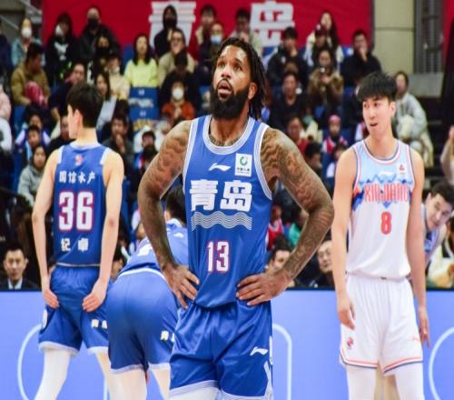 青岛媒体：鲍威尔上轮18中2的原因是有NBA球探在场边给了他压力