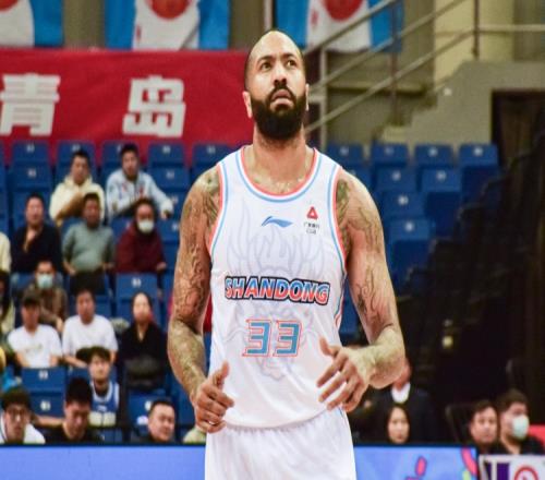 落下风!吉伦沃特半场16中3仅得7分对面鲍威尔爆砍24分12板11助