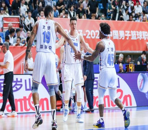 新京报：赛季最后一战五人被驱逐出场北汽男篮必须“刮骨疗毒”