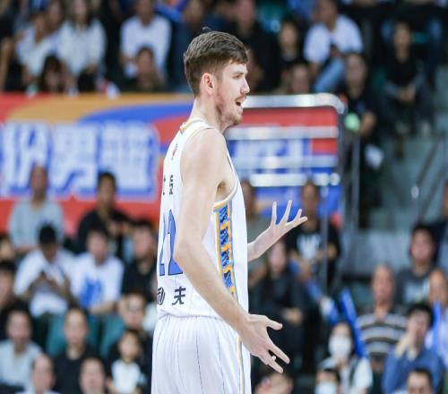 新京报：基恩为何整场枯坐板凳乔里欧解释说他信任布克