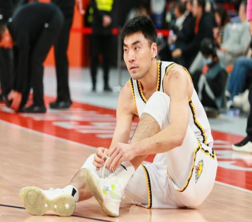 场均7.9篮板!媒体人:李晓旭本赛季的表现绝对值得入选全明星