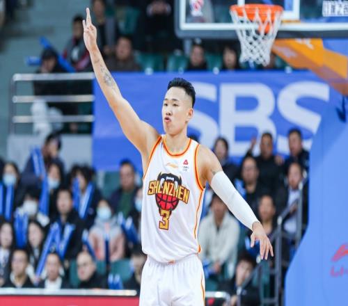 媒体人:深圳太爱打小个阵容了但他们的小阵容遇高个锋线太吃亏