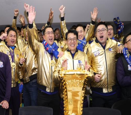 吴金贵追问申花董事长:夺冠的奖杯还没有凉,谁做的换帅决定