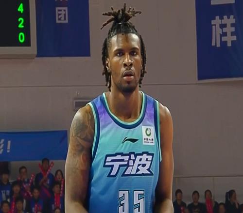 破产版库里！卡洛斯库里3中0仅得到1分7板2助1帽&正负值15