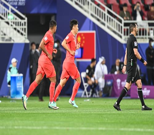 记者:今天国脚从国家队返回俱乐部,有队员第一件事是去医院检查
