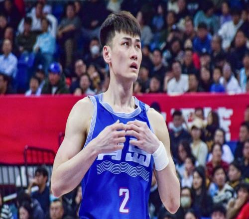 出手不多但很高效！王睿泽半场5投4中得12分1板1助