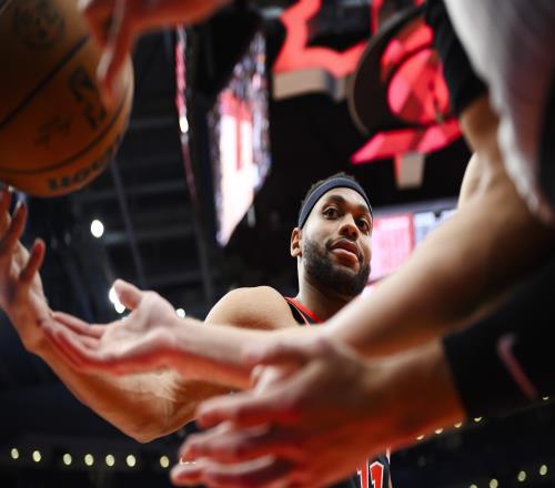 Woj:猛龙有送布鲁斯布朗去更具竞争力球队打球的动力