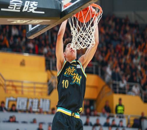 铁但赢分不少!朱俊龙18中5&赵岩昊15中6各得16分正负值均+21