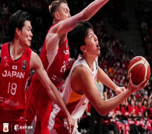 媒体人：杨瀚森的低位单打在FIBA没用小崔要打更多高水平的比赛