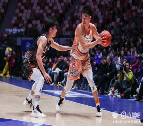 小试牛刀!李虎翼出战25分钟4中2贡献5分3篮板