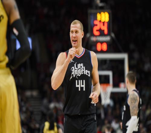 上赛季效力快船!Woj:梅森普拉姆利一年合同加盟太阳!