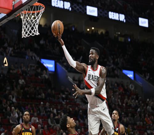 打得可以!艾顿半场13中6拿到12分9篮板