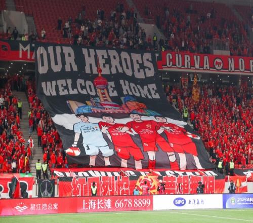 球迷展示海港国脚TIFO,颜骏凌:很感动,能为我们球迷踢球很荣幸