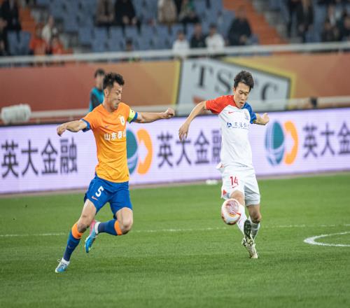 媒体人:申花几个国脚状态都可以,谢鹏飞、高天意属于外援级表现