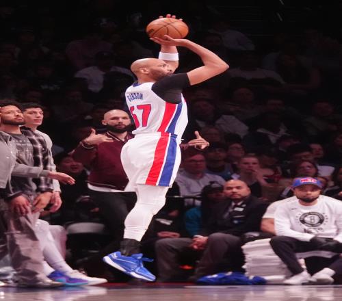 Woj:39岁老将泰吉布森1年330万美元加盟黄蜂