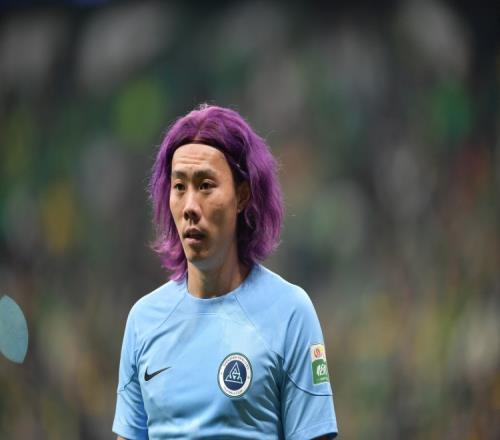李智调侃紫色发型:球技不够发型来凑也是希望让大家记住我