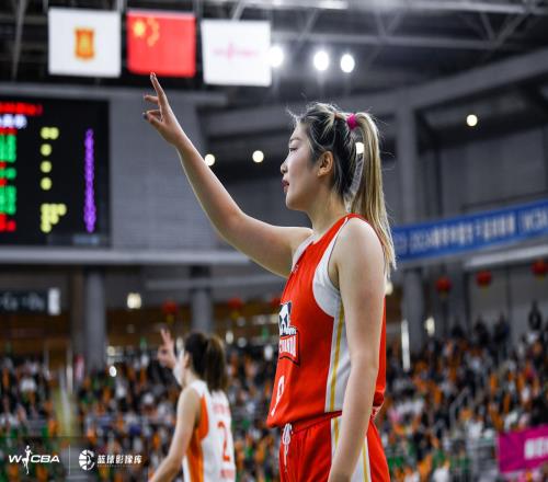进攻坚决!李梦半场8投6中&罚球5中5拿到17分3助