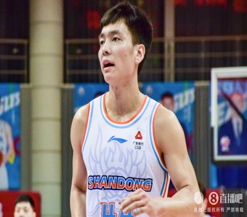 篮筐都砸歪!陈培东10次出手全是三分仅中1球得3分