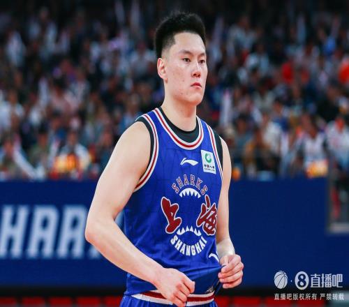 状态不俗!李弘权半场7中5拿到全队最高14分