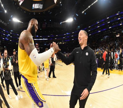 东詹组合不适配卢:詹姆斯能和任何人一起打球这压根不是问题