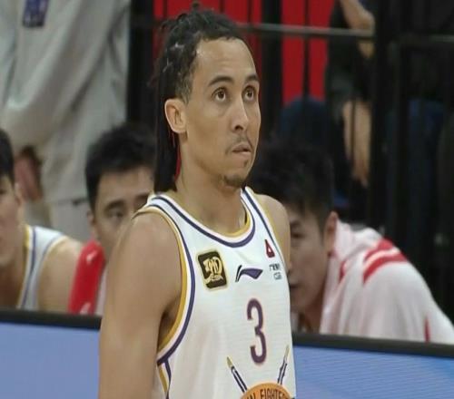 组织后卫!特莱斯12中6得到16分2板11助3断