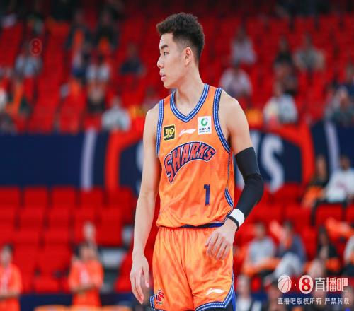 外线神准！李添荣半场5记三分球拿下17分2助攻正负值+15