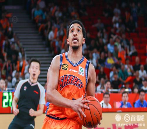 效率不高!沃特斯23投仅7中拿到21分10助三分11中2