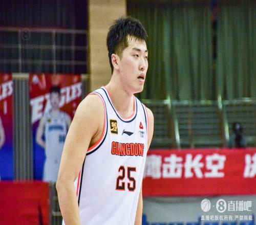 这场是真铁！张皓嘉半场7中1&三分3中0仅拿4分正负值10