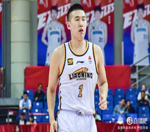 今儿表现真不错!付豪8中6砍下17分11板3助正负值高达+21