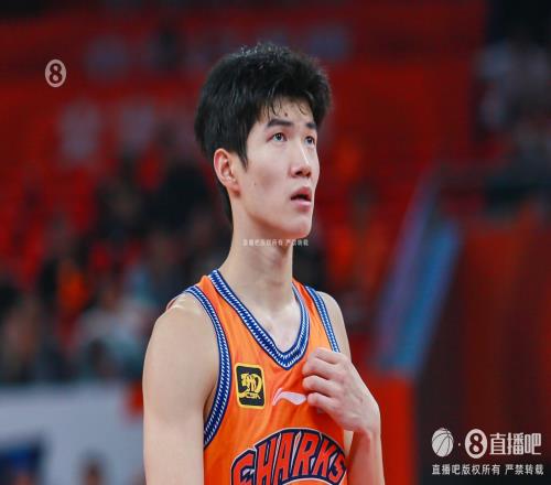 薛思佳：偰李永炜独自在球馆加练了半小时投篮小伙子有心气真好