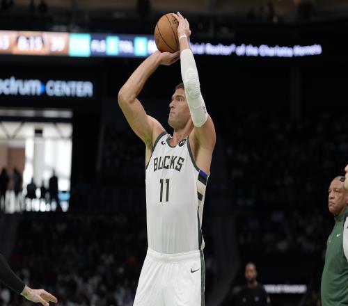 中锋这命中率大洛佩斯14中5&三分5中1得到13分13板3助1断1帽