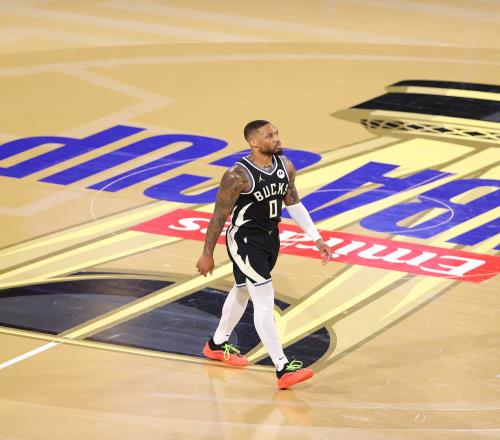 利拉德将NBA杯50万奖金分给了球队工作人员支持他们的日常贡献