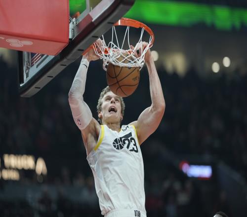 砍瓜切菜!马尔卡宁半场17分钟11中7砍最高24分三分7中5