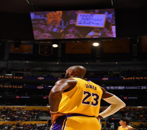 詹姆斯40岁后单场砍至少35分且命中5记三分NBA历史首人