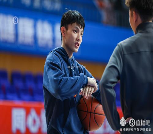 徐杰回应“搓澡”防守：那不然我们小个怎么防就得主动去骚扰球