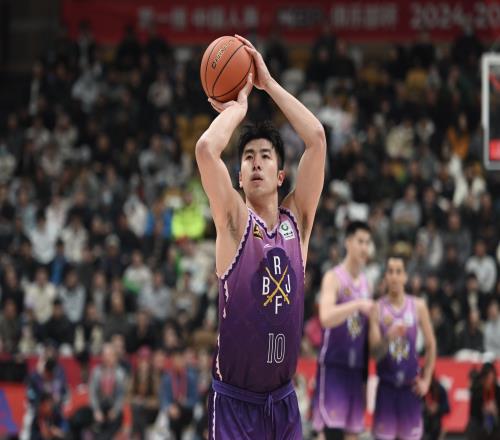 表现不错！邹雨宸半场出战11分钟6中4拿到9分2篮板
