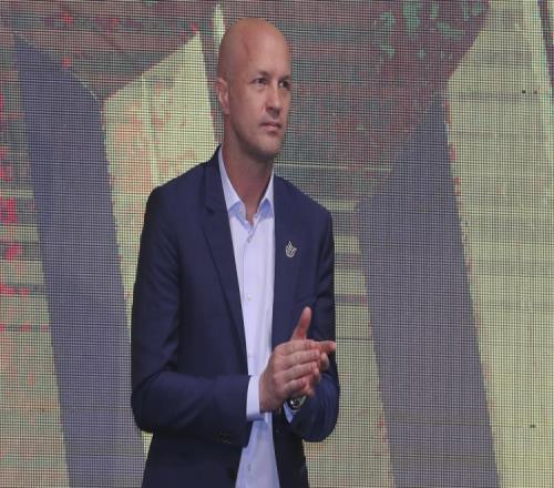 小克鲁伊夫:每个人都看到了手球,但裁判甚至都没去查看VAR