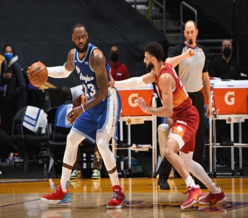 NBA回顾：湖人逆转掘金，詹姆斯27+10+10迎来了里程碑
