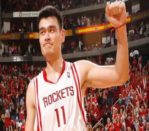姚明nba年薪最高多少万，姚明在火箭队一年多少钱
