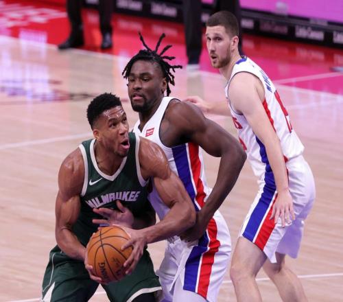 活塞vs雄鹿NBA赛后回顾：字母哥三双，雄鹿5人上双斩获三连